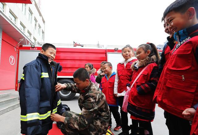 应聘介绍记者怎么说_应聘记者介绍自己_应聘记者的自我介绍